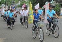 Các tình nguyện viên của Liên minh thủ lĩnh tình nguyện Phú Yên đạp xe tuyên truyền vì môi trường - Ảnh: H.MY