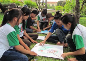 Hơn 100 tình nguyện viên tham gia thả diều vì môi trường