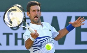 Djokovic vất vả vào vòng 4, Halep suýt “ngã ngựa”