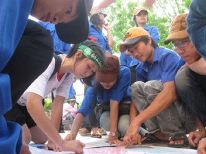 Các tình nguyện viên tham gia diễn đàn vẽ tranh cổ động ăn chay bảo vệ môi trường.