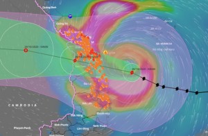 Bão số 9 tăng tốc, miền Trung mưa to, gió lớn