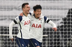 Premier League: Tottenham lên đỉnh, Old Trafford lần đầu trọn niềm vui