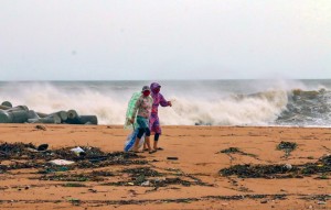 Cấm biển, di dời dân tránh bão Goni