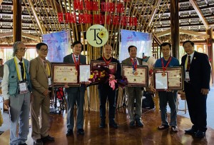 Sách Phép giảng tám ngày và bộ sưu tập gốm cổ Quảng Đức được công nhận kỷ lục Việt Nam