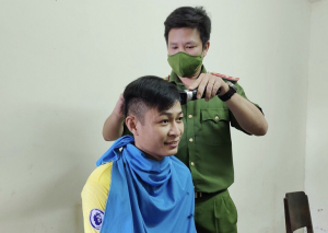 Thượng úy Nguyễn Duy Hùng xung kích trên tuyến đầu chống dịch