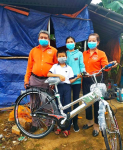 Tặng 10 xe đạp, quần áo cho học sinh mồ côi, nghèo hiếu học