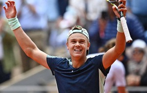 Tay vợt 19 tuổi đi vào lịch sử Grand Slam, Daniil Medvedev bị loại ngay vòng 4 Roland Garros