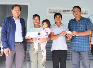 Bàn giao nhà cho các gia đình khó khăn