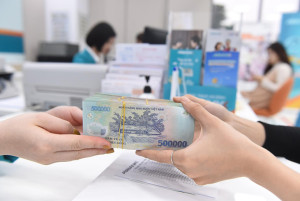 Lãi suất tiết kiệm tăng, tiền gửi quay về ngân hàng