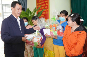 Liên minh HTX tỉnh: Trao quà cho 20 hộ nghèo, khó khăn tại xã Xuân Lâm