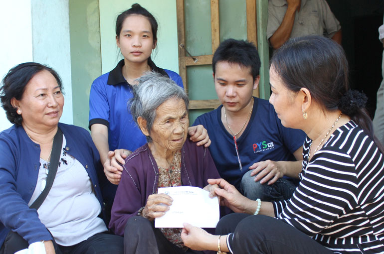 Chị Nguyễn Thị Siêm (bìa phải) cùng các nhà hảo tâm động viên, giúp đỡ cụ Trần Thị Nếp ở xã Xuân Sơn Nam, huyện Đồng Xuân - Ảnh: K.LIÊN