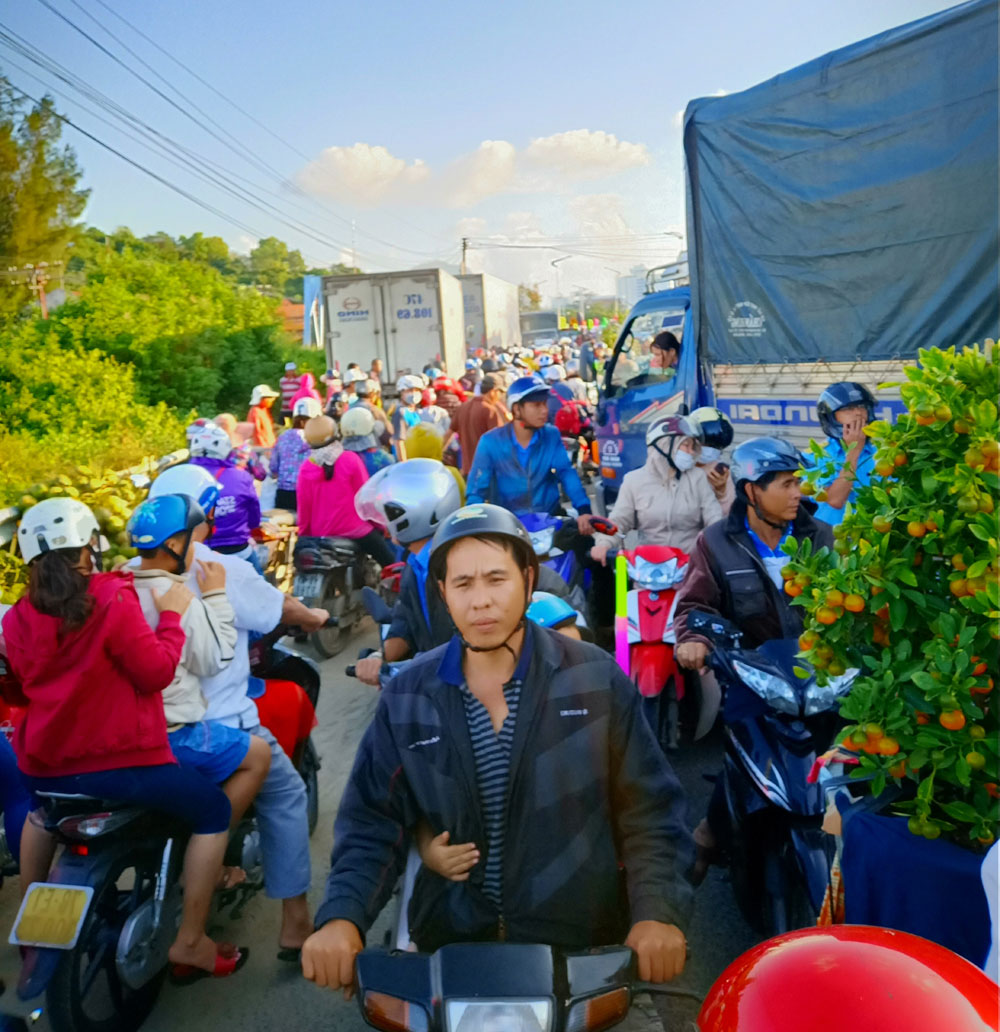 Ùn tắc giao thông nhiều giờ do buôn bán trên đường