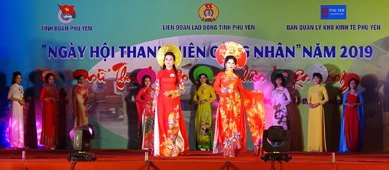 Duyên dáng nữ thanh niên công nhân