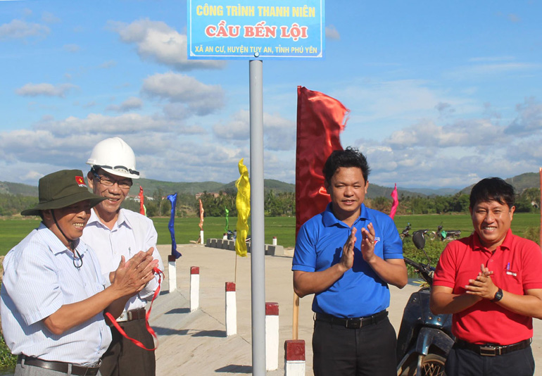 Tỉnh đoàn Phú Yên - Báo Tuổi Trẻ: Khánh thành, đưa cầu Bến Lội vào sử dụng