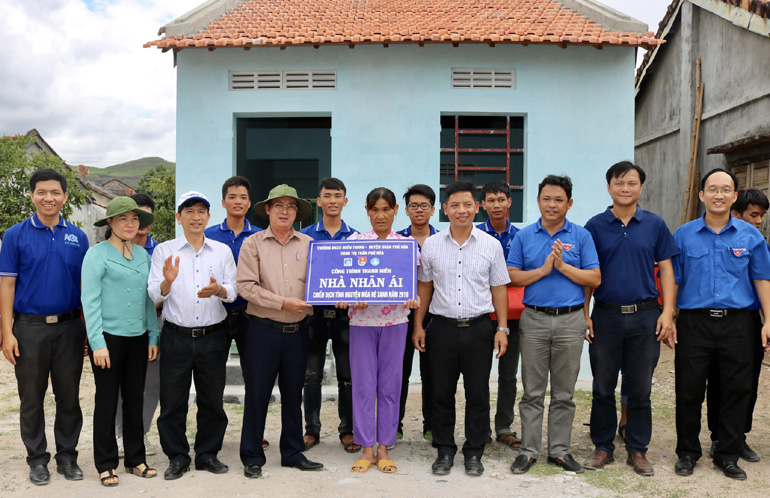 Phó Chủ tịch UBND tỉnh Phan Đình Phùng thăm chiến sĩ tình nguyện Mùa hè xanh