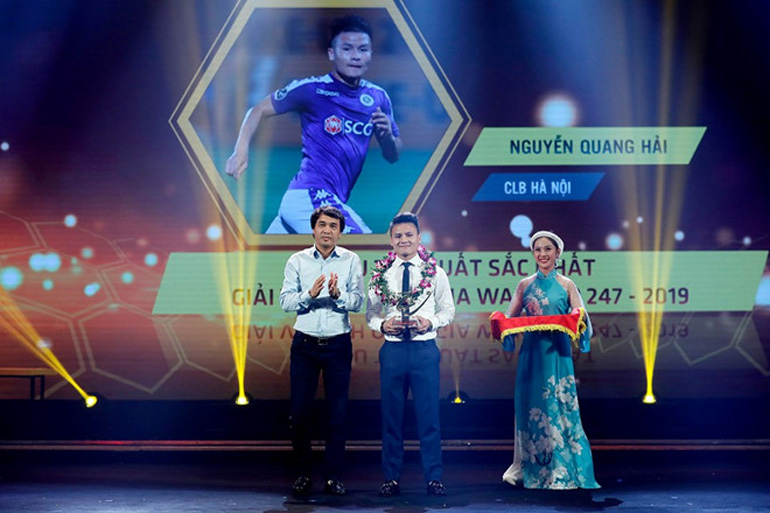 Quang Hải nhận danh hiệu Cầu thủ xuất sắc nhất V-League 2019