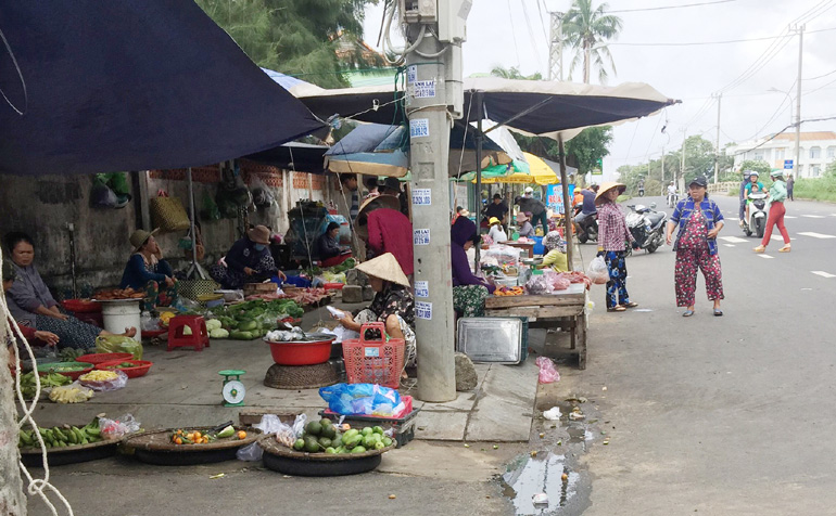 Tái diễn họp chợ tự phát trên vỉa hè đường Trần Hưng Đạo