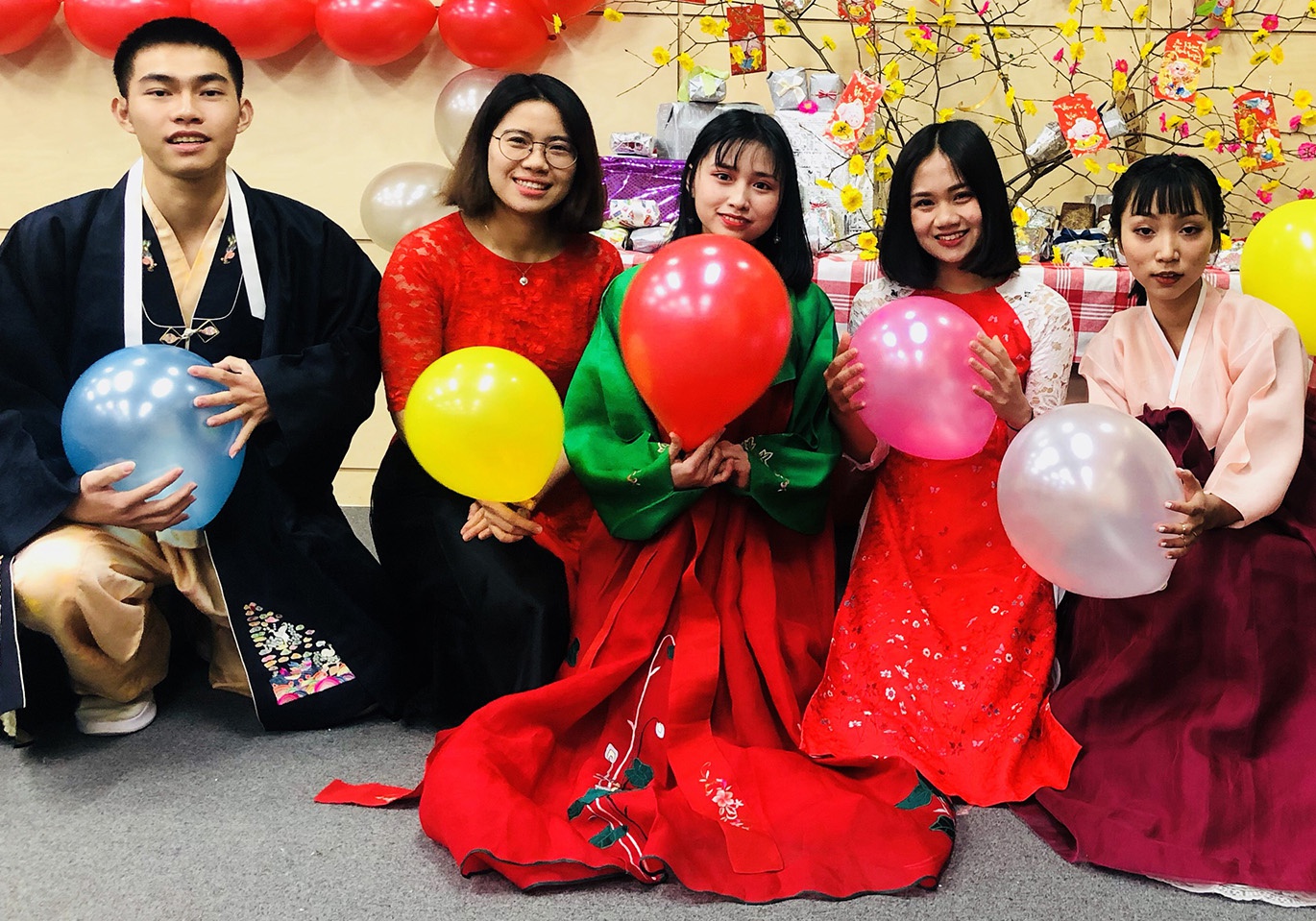 Tet voi banh chung, cha gio cua sinh vien Viet Nam tai Han Quoc hinh anh