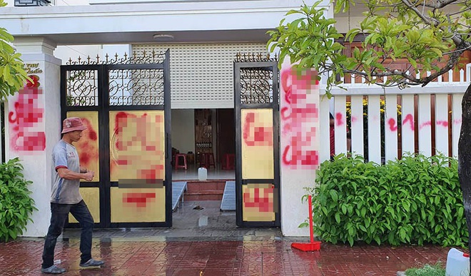 Nhà riêng giám thị trại giam bị tạt sơn, chất bẩn
