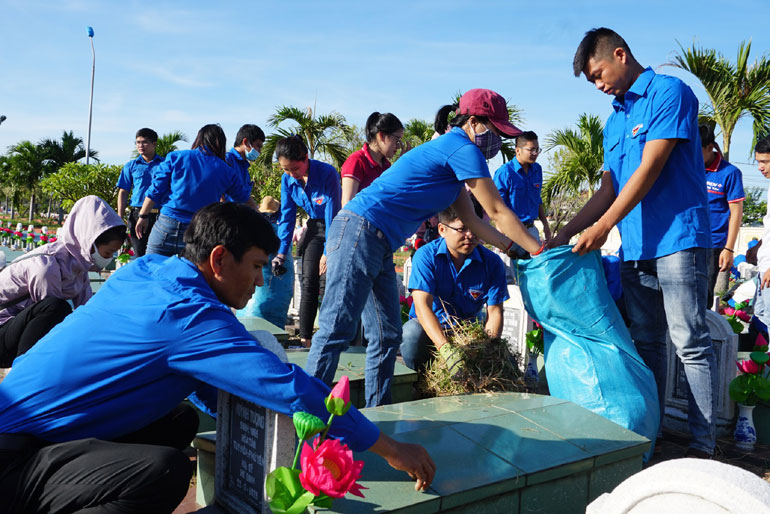Hơn 500 đoàn viên, thanh niên tu tảo Nghĩa trang liệt sĩ tỉnh