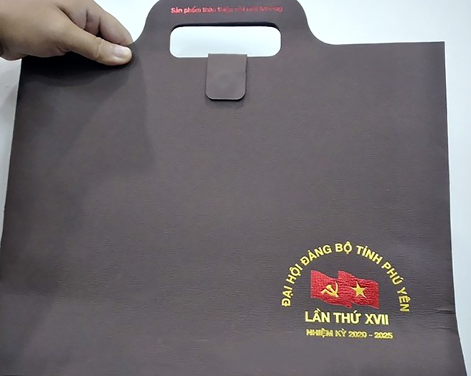 Phú Yên tặng cặp giấy cho đại biểu dự Đại hội Đảng bộ