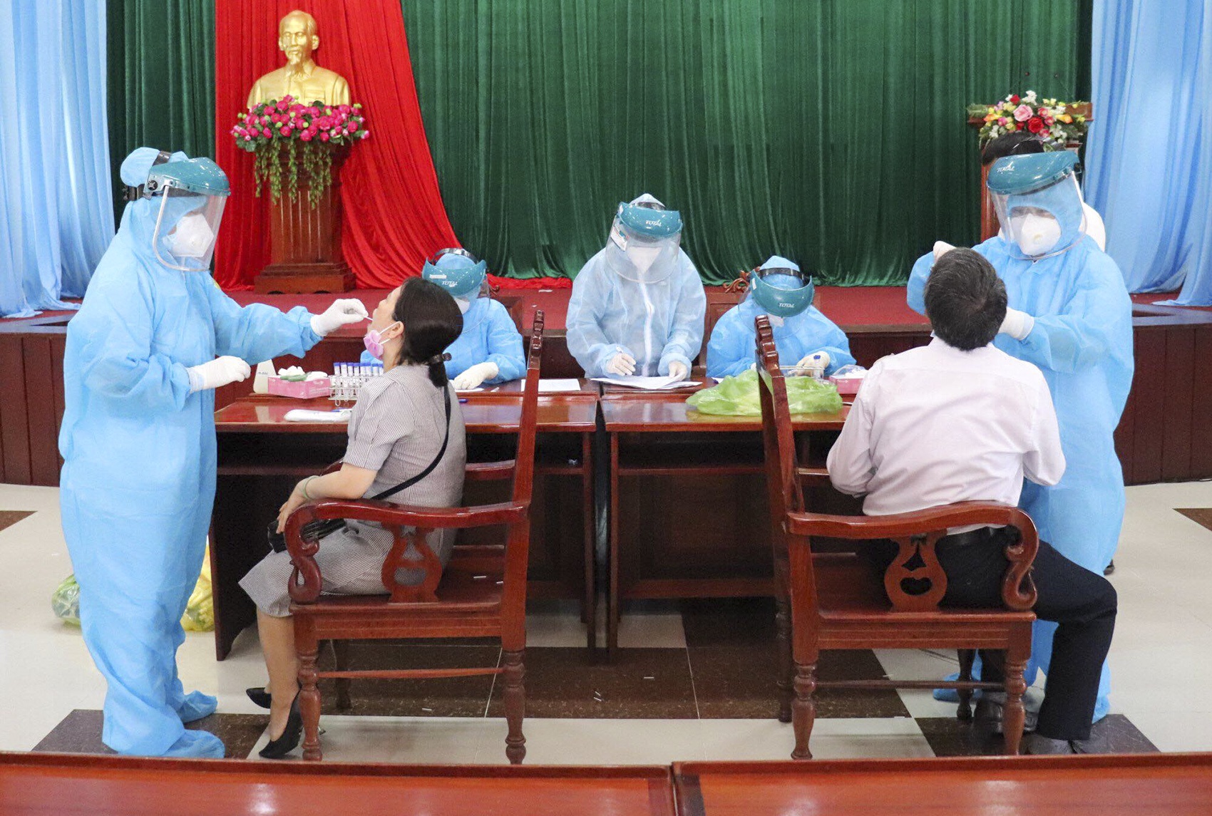 Quảng Ngãi, Phú Yên phát hiện nhiều ca dương tính với SARS-CoV-2