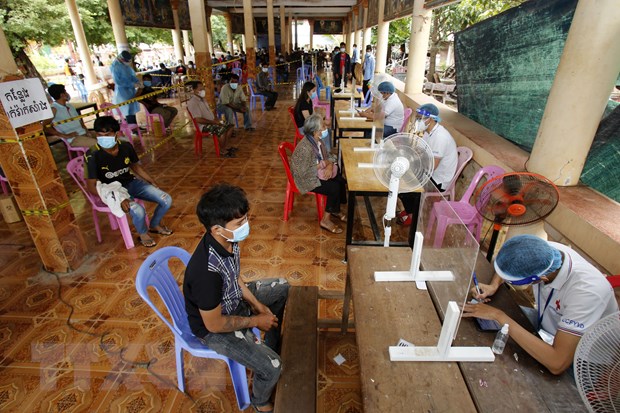 Campuchia triển khai tiêm vắc xin COVID-19 cho trẻ em từ 12-17 tuổi
