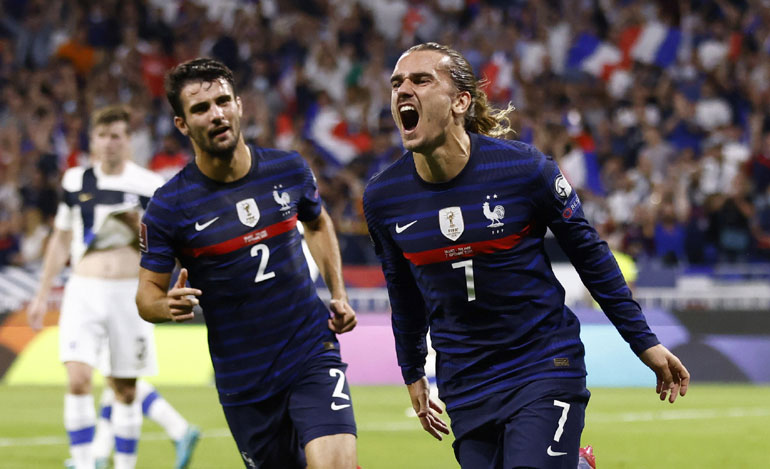 Pháp tìm lại niềm vui chiến thắng, Depay cán cột mốc mới