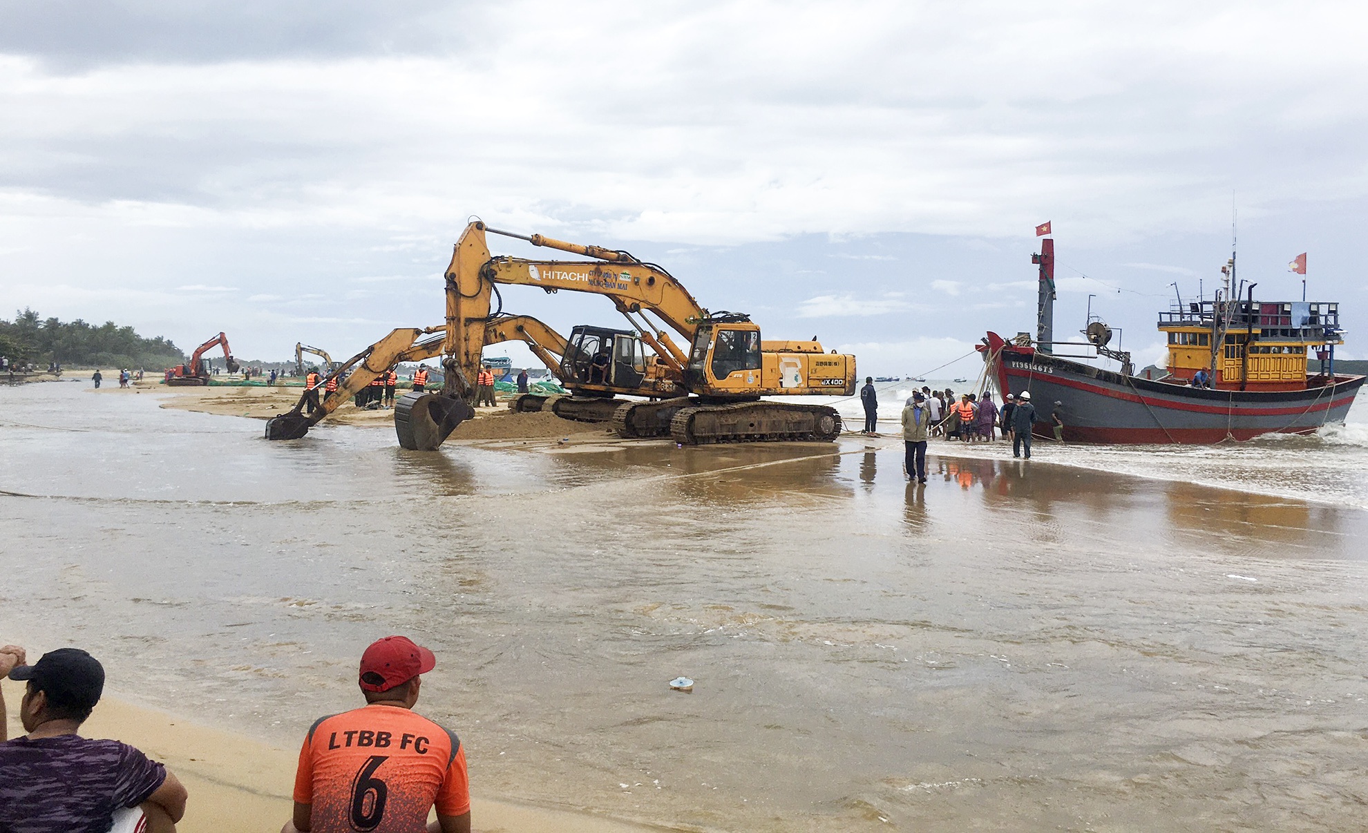Giải cứu loạt tàu chìm, mắc cạn ven bờ biển Phú Yên