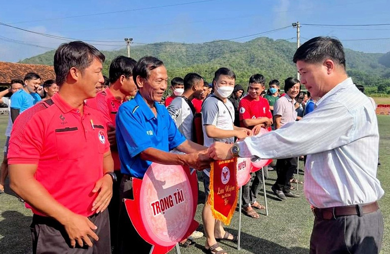 12 đội bóng tranh tài giải Bóng đá thanh niên huyện Đồng Xuân lần thứ X - Cúp Nhà máy sắn