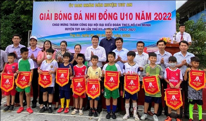 13 đội bóng tranh tài Giải bóng đá nhi đồng U10 huyện Tuy An