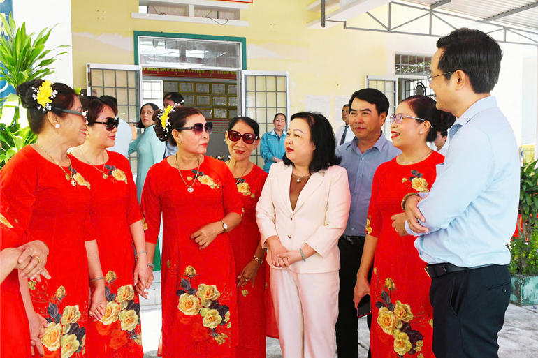 Phó Bí thư thường trực Tỉnh ủy Cao Thị Hòa An dự Ngày hội Đại đoàn kết ở Sông Cầu