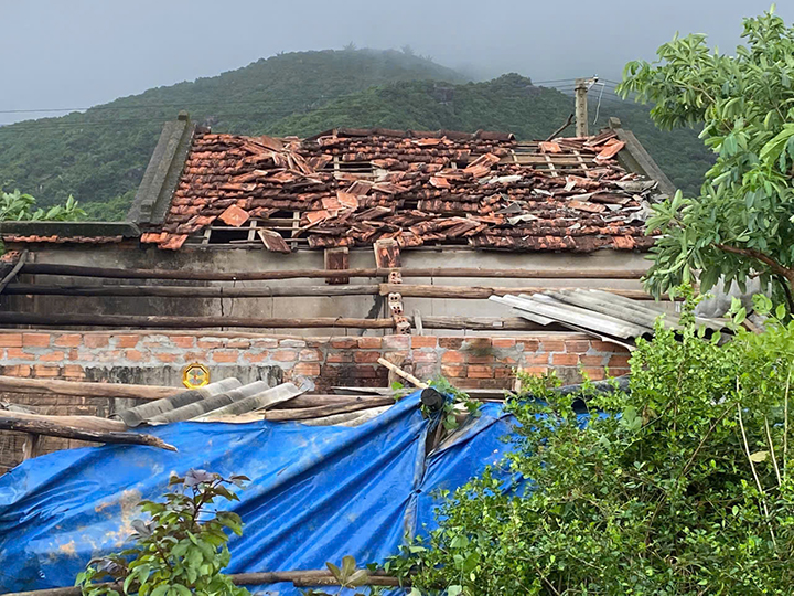 Lốc xoáy làm hư hỏng nhà dân, xí nghiệp ở TX Đông Hòa