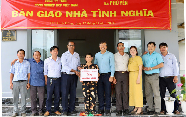 Công ty TNHH KCP Việt Nam - Báo Phú Yên: Trao Nhà tình nghĩa cho gia đình hộ cận nghèo