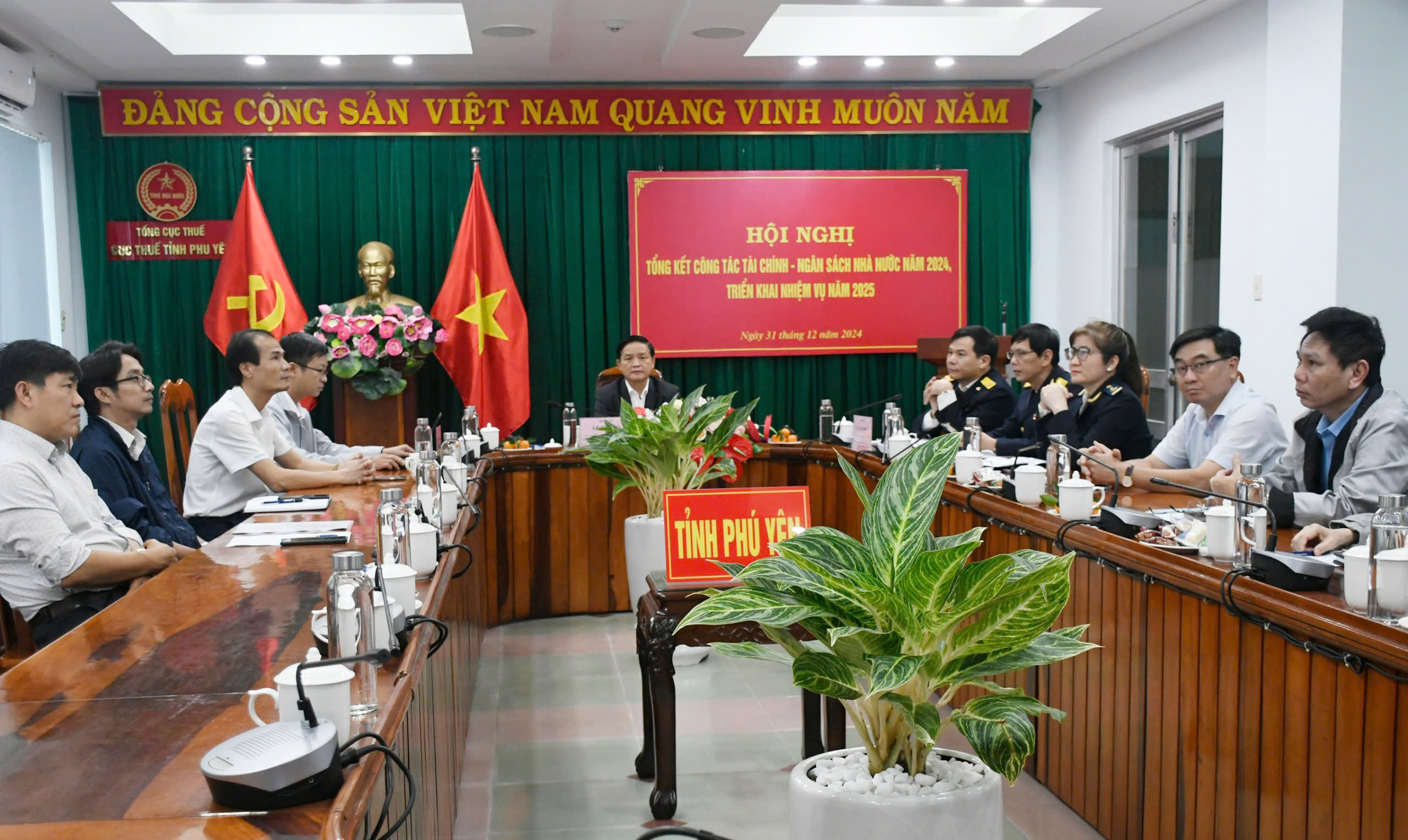 Thu ngân sách năm 2024 ước đạt hơn 2 triệu tỉ đồng