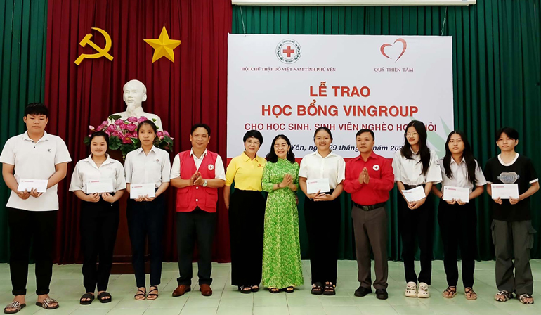 Vingroup trao 102 suất học bổng cho học sinh nghèo học giỏi