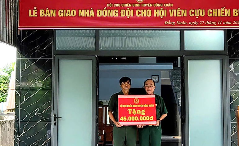 Đồng Xuân: Bàn giao nhà Đồng đội cho hội viên