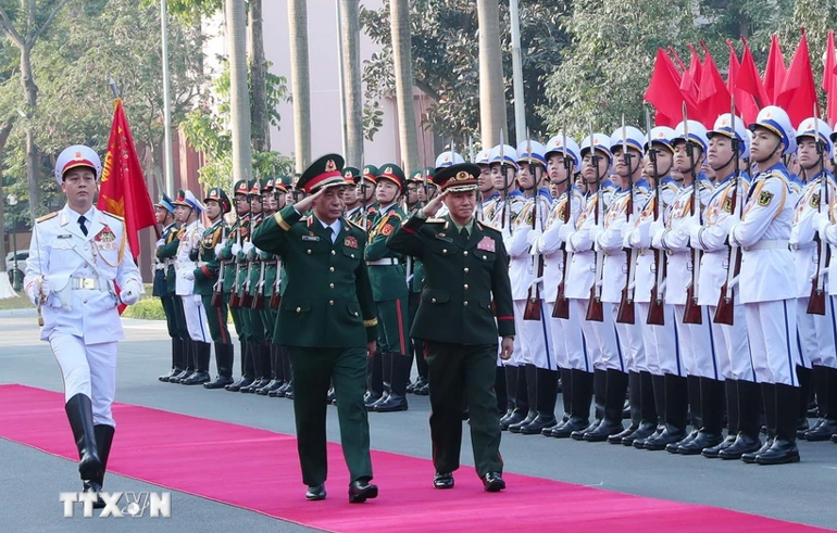 Bộ trưởng Quốc phòng Lào Khamliang Outhakaysone thăm chính thức Việt Nam