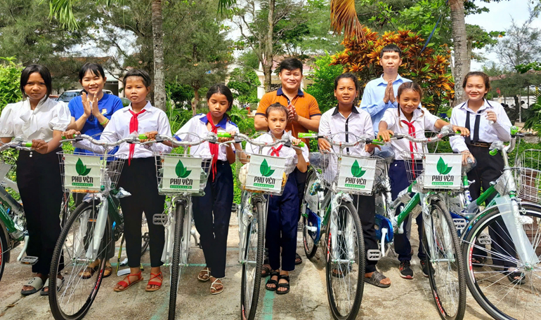 Tặng xe đạp, áo ấm cho học sinh mồ côi, nghèo hiếu học