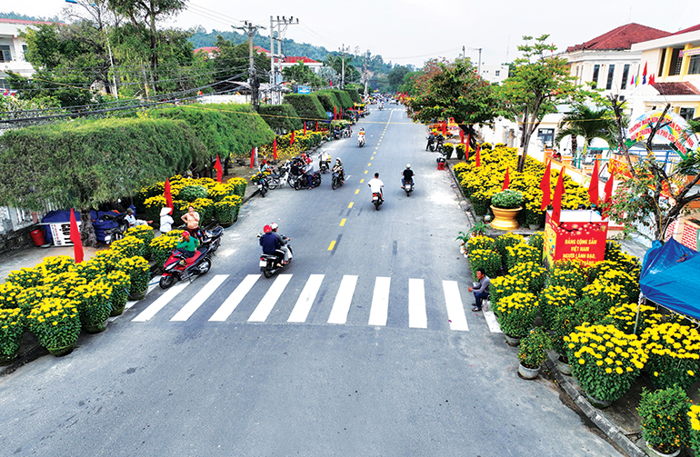 Phát huy tinh thần đoàn kết, sức mạnh tổng hợp phát triển Tuy An thành đô thị biển - di sản - sinh thái