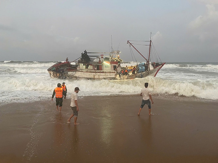 Tàu cá nước ngoài hỏng máy trôi dạt vào vùng biển Phú Yên