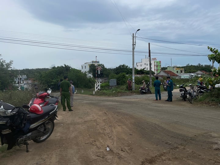 Cố băng qua đường sắt khi gác chắn hạ, hai vợ chồng ở Phú Yên tử vong