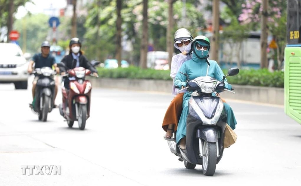 Nắng nóng gay gắt diện rộng, có nơi trên 38 độ C